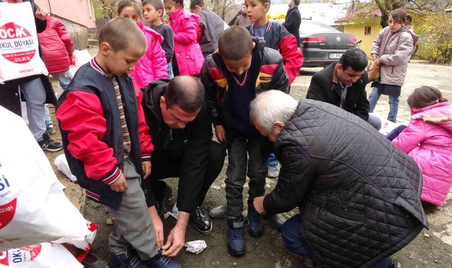 Çocukların ayakları üşümesin diye bot giydirdiler