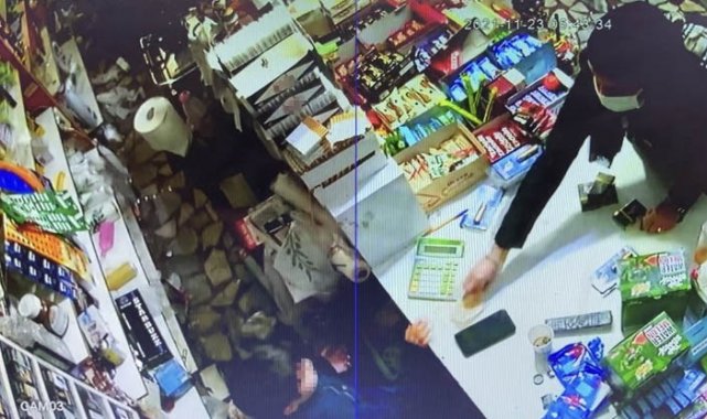 Çok konuşarak, bakkalın kasasında duran küçük çocuğu dolandırdı