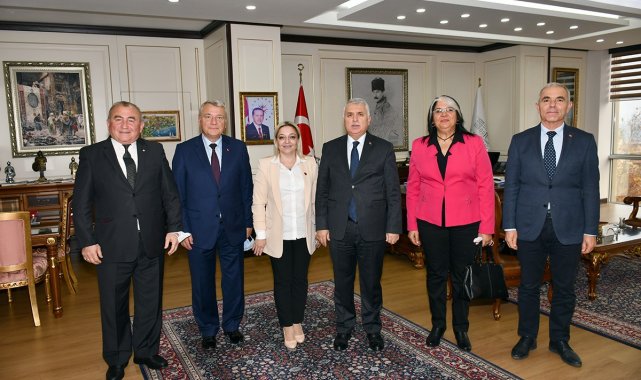 Çorlu Muhtarlar Derneği'nin yeni yönetimi Vali Yıldırım ile bir araya geldi