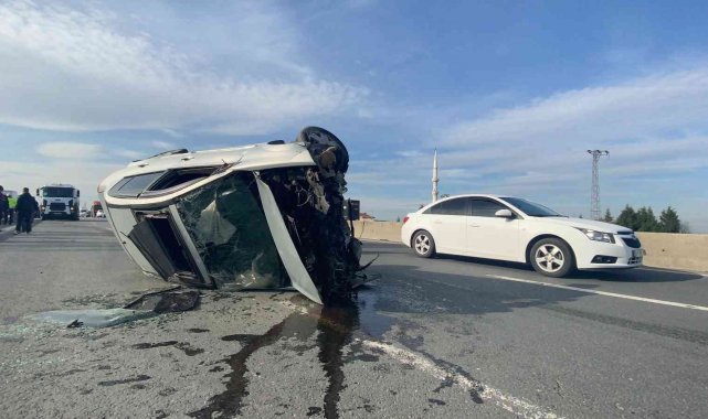 D-100'de beton bariyere çarpan otomobil takla attı
