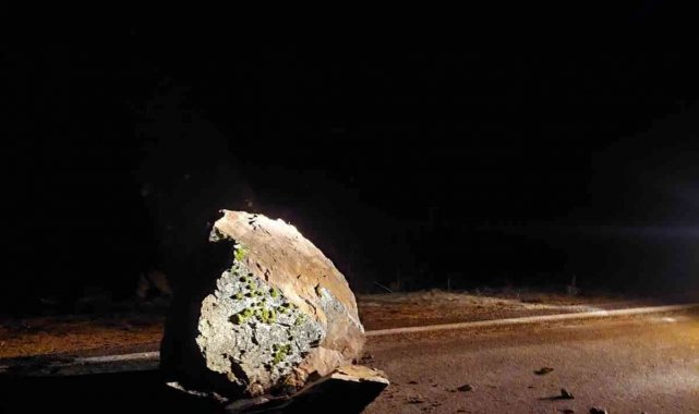 Dağdan kopan kaya parçası trafik akışına engel oldu
