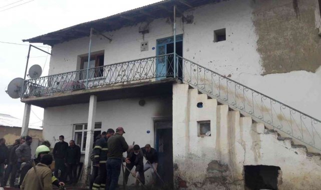 Demirözü'nde 2 katlı müstakil ev yandı