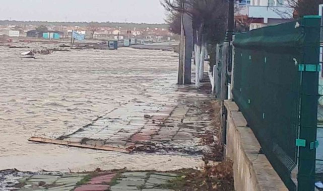 Deniz taştı, yollar kapandı, suyun evlere girmesine ramak kaldı