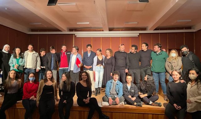 Devlet Tiyatrosu oyuncuları öğrencilerle bir arada geldi