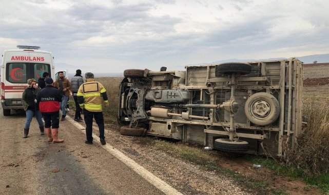 Devrilen kamyonetten yara almadan kurtuldular