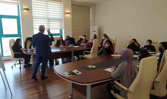 Dicle Üniversitesi Kariyer Merkezi ve AB Bilgi Merkezi iş birliği ile Türkiye Gençlik İklim Forumu düzenlendi