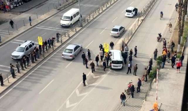 Direksiyon hakimiyetini kaybeden otomobil sürücüsü refüje çarptı