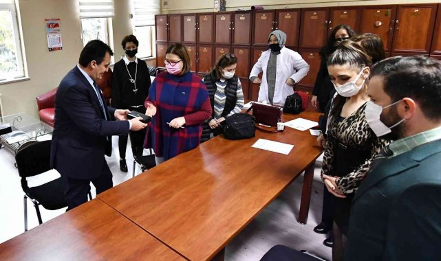 Dündar'dan öğretmenlere anlamlı hediye