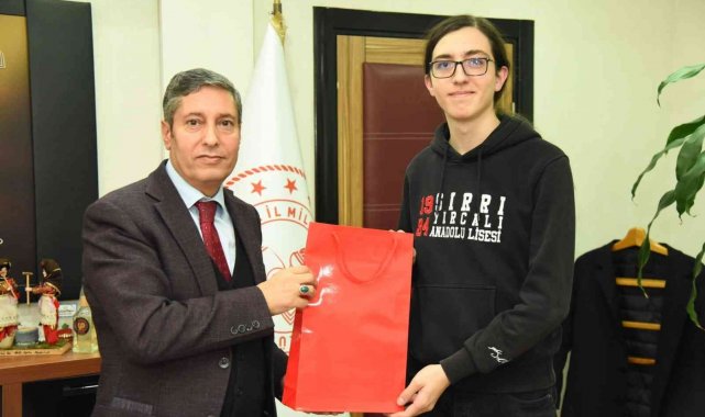 Dünya 1.'si ve 2.'si olan öğrencilerden Müdür Tatlı'ya ziyaret