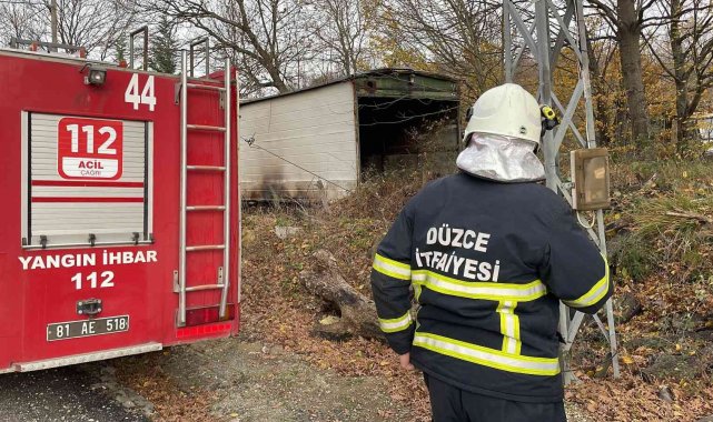 Düzce'de hızı 132 kilometreyi bulan lodos evlerin çatılarını uçurdu