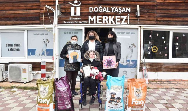 Eda'nın yüreğinden can dostlara mama bağışı