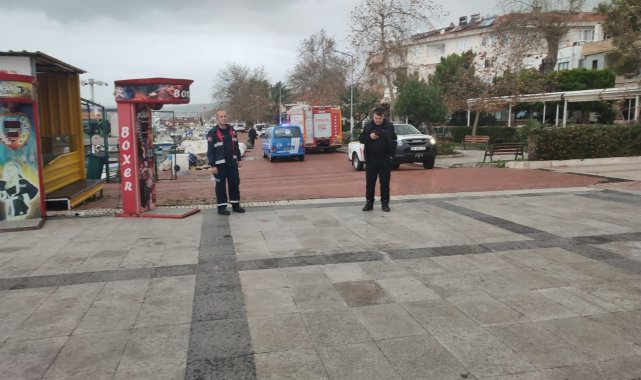 Edremit'te fırtına işyerlerinin tabelalarını denize uçurdu