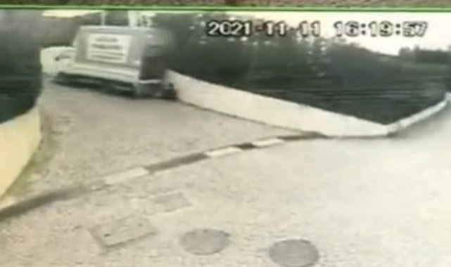 El frenini çekmeyi unutan sürücü kamyonetin altında kalmıştı: Feci olay kameraya yansıdı