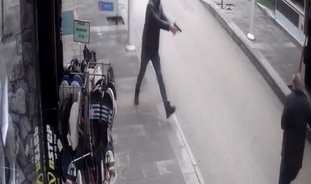 Elazığ'da 2 kişinin yaralandığı silahlı çatışmanın güvenlik kameraları ortaya çıktı