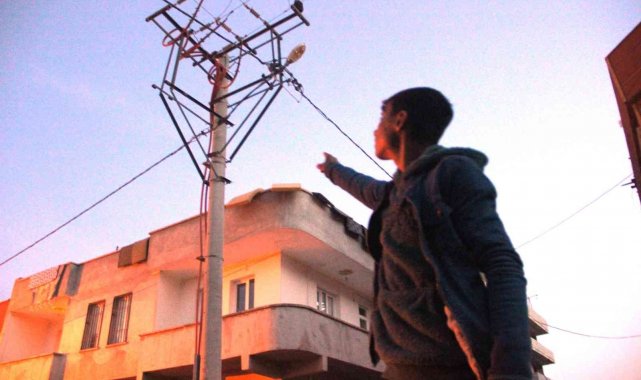Elektrik direğindeki patlamaları spiker gibi aktaran genç, o anları anlattı