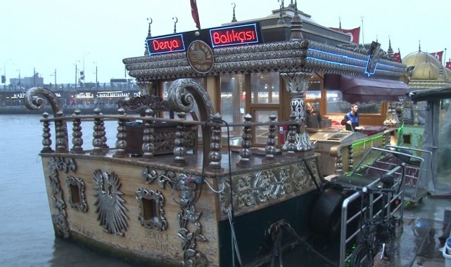 Eminönü'nde balık ekmek tekneleri fırtınadan etkilendi