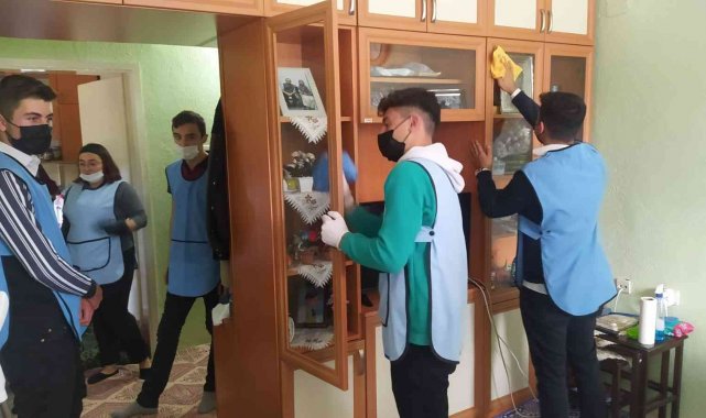 Engelli kadının evini lise öğrencileri temizledi