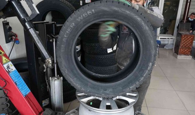 Erciş'teki oto lastikçilerde 1 Aralık yoğunluğu