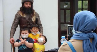 Ertuğrul Gazi Türbesi'ndeki 'Saygı Nöbeti'ni pür dikkat izliyorlar