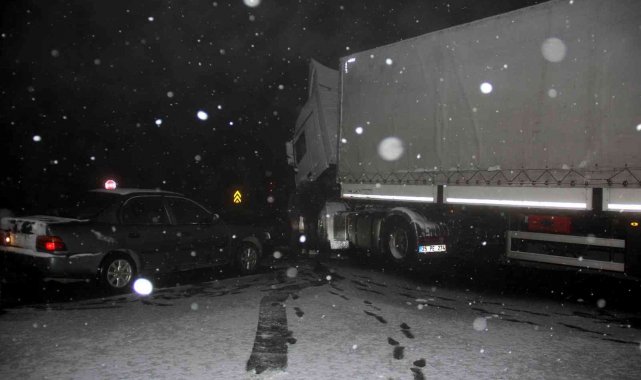 Erzincan ve Bayburt'un yüksek kesimlerinde kar yağışı etkili oldu