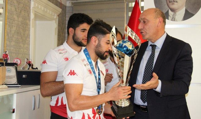 Erzurumlu Milli kick boksçular GSİM'ye ziyaret