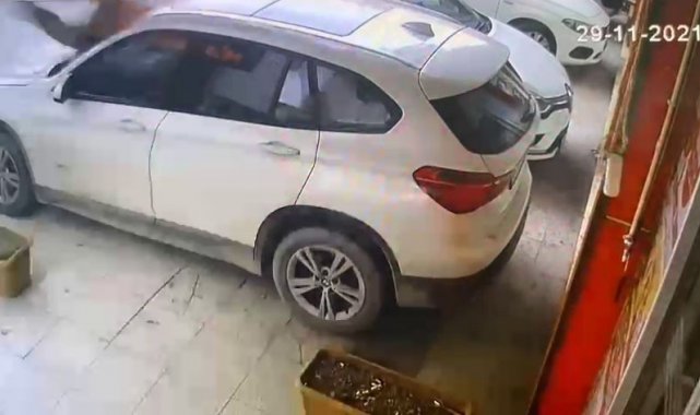 Esenyurt'ta fırtına felaketi: Çatıdan uçan 2 işçi yaralandı