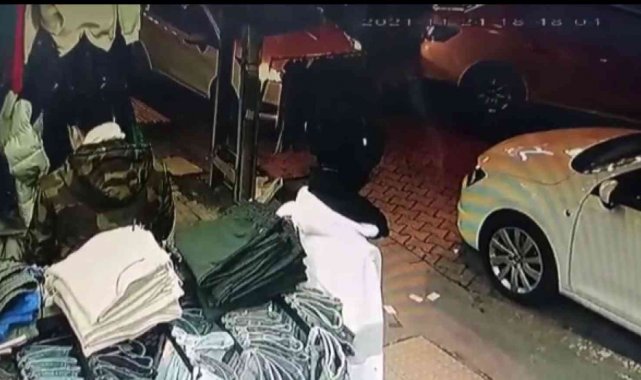 Esenyurt'ta hırsızlar sahibinin gözü önünde arabasını çaldılar