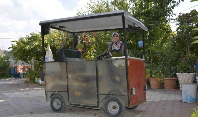 Eşi yolda kalmasın diye akülü arabayı güneş enerjili araca dönüştürdü