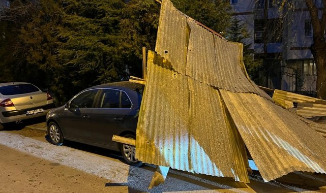 Eskişehir'de fırtınada binaların çatıları uçtu