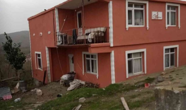 Etkisini gösteren lodos binanın çatısını uçurdu