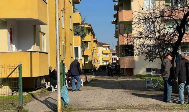 Eve servis getiren kurye, apartman sakinini öldürdü