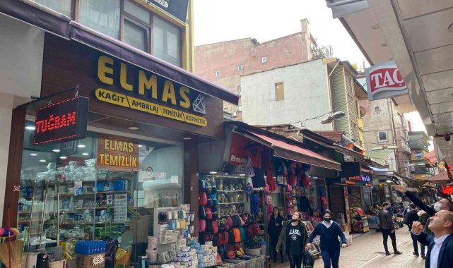 Facia kıl payı atlatıldı, çatıdaki sac parçası işyerlerinin üzerine düştü