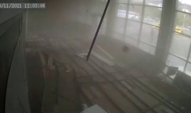 Facia kıl payı atlatıldı, şehirler arası otobüs terminalinin çatısı çöktü