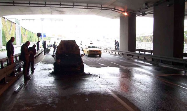 Fatih'te seyir halindeki araçta yangın