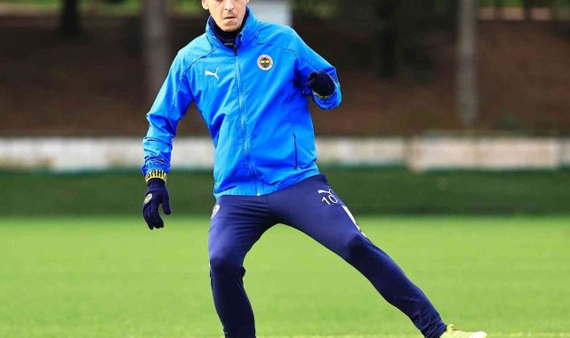 Fenerbahçe'de Mesut Özil takımla çalıştı