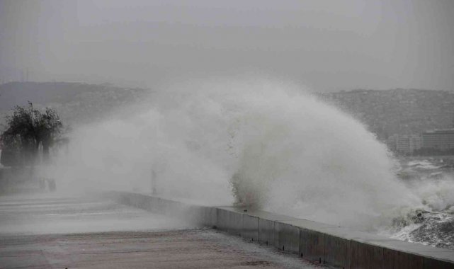 Fırtına sebebiyle dalga boyu 4 ila 5.5 metreye ulaştı
