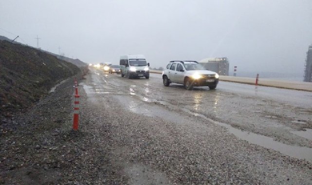 Fırtına ve yağış sonrası karayolu köstebek yuvasına döndü