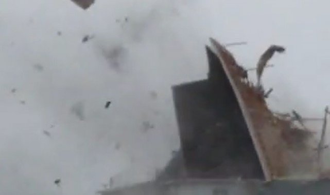 Fırtınada çatının uçma anı kamerada