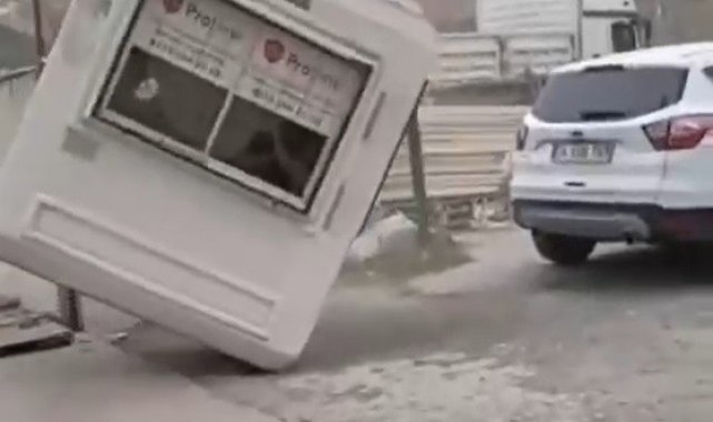 Fırtınada, görevli içindeyken güvenlik kulübesi uçtu