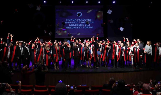 GAÜN Hukuk Fakültesi'nde mezuniyet sevinci