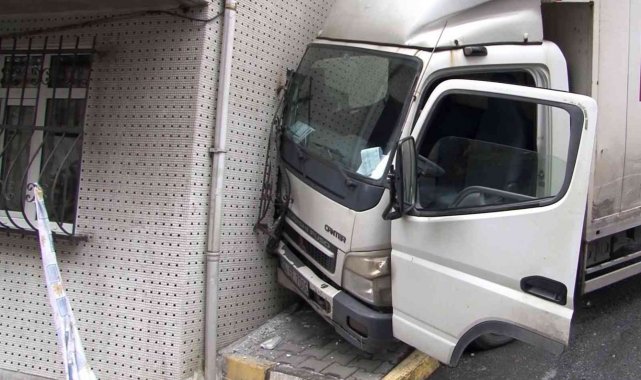 Gaziosmanpaşa'da yokuş aşağı kayan kamyonet eve girdi