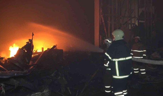 Gece saatlerinde bölgeyi ayağa kaldıran yangın kontrol altına alındı