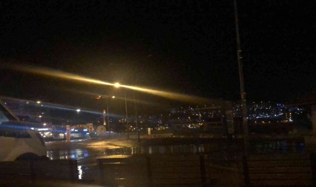 Gemlik'te deniz taştı, sahil sular altında kaldı
