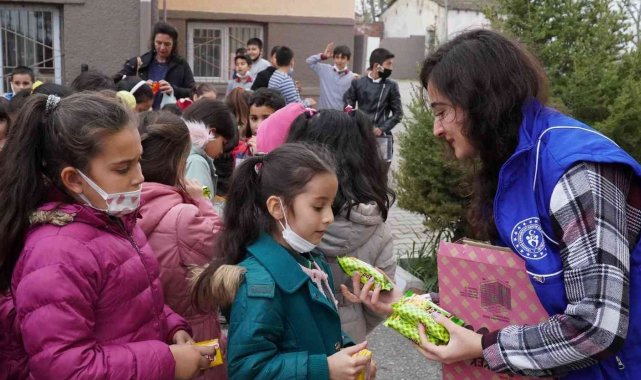 Gençlik merkezi gönüllü gençleri, minik öğrencilere çevre bilincini aşıladı