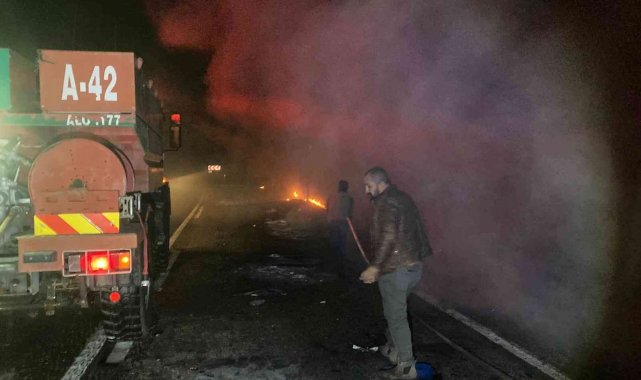 Geri dönüşüm için toplan kağıt dolu pikap alevlere teslim oldu
