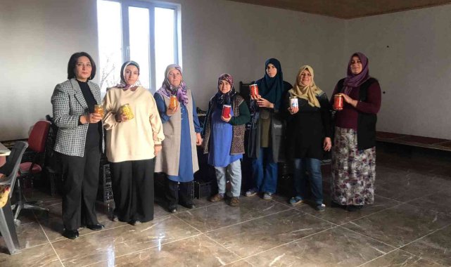 Girişimci kadınlar büyük emekle ürettikleri ürünlerin satışını yapıyor