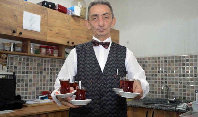 Giyimiyle dikkat çekiyor, müşteriler sadece onu tercih ediyor