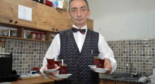 Giyimiyle dikkat çekiyor, müşteriler sadece onu tercih ediyor