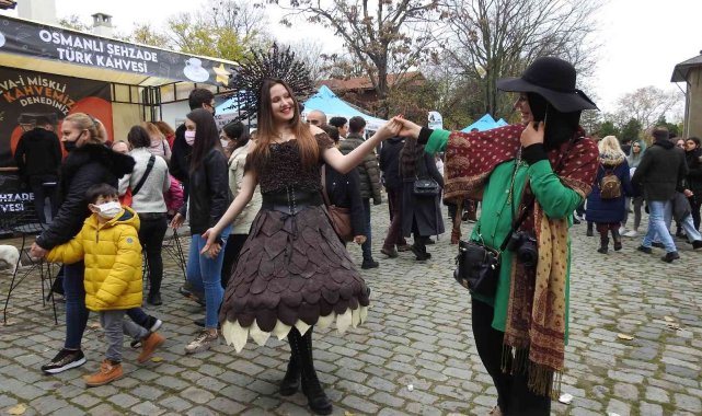 Görenler şaşkına döndü: 5 kiloluk çikolata elbise festivalin ilgi odağı oldu