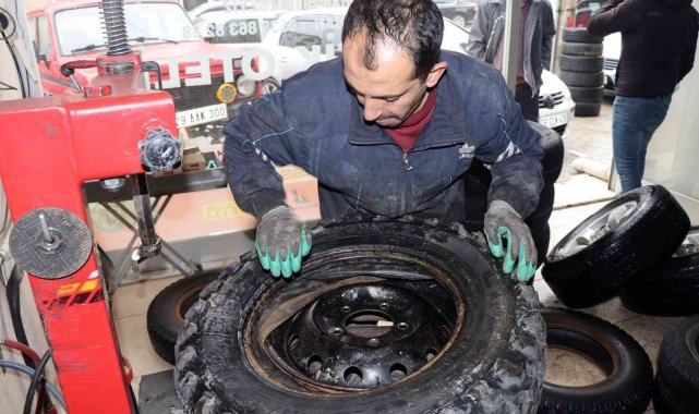 Gümüşhane'de kar yağışıyla birlikte lastikçilerde yoğunluk arttı